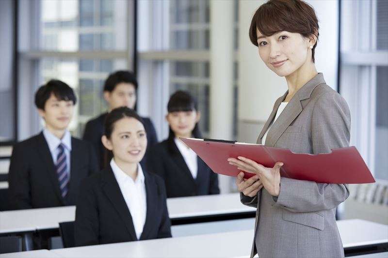 人材育成の研修内容の違いによるメリットとデメリットについて